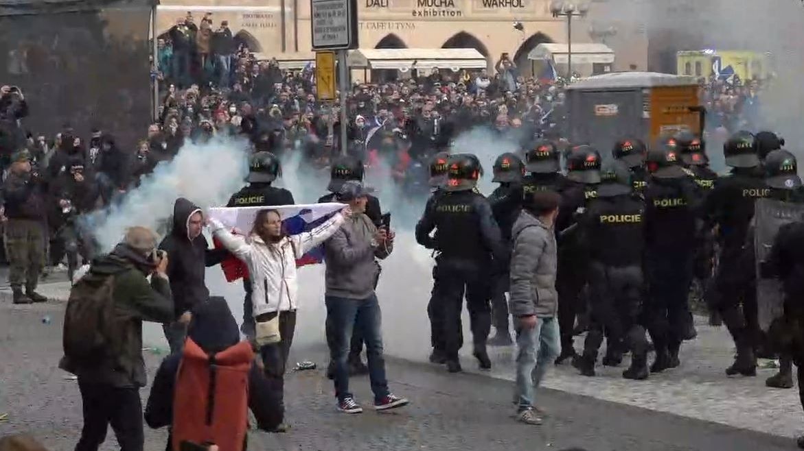 Policie kvůli demonstraci na Staroměstském náměstí obvinila osm lidí